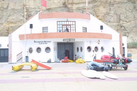 c a cot&eacute; de la plage