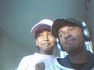 je suis la avec ma petite soeur hind