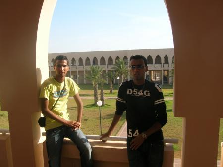 la je suis avec kamal ds l'university