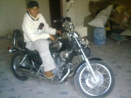 je suis la avec le moto de mon oncle salim