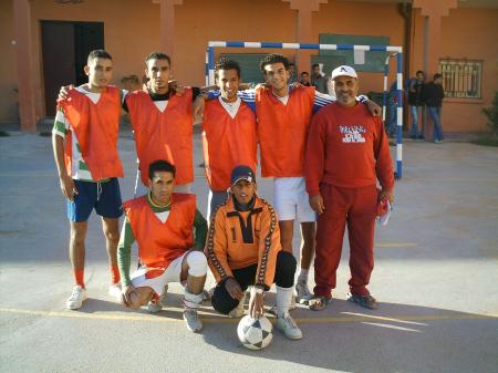 la c'est moi avec mon equipe de foot et mon entreneur